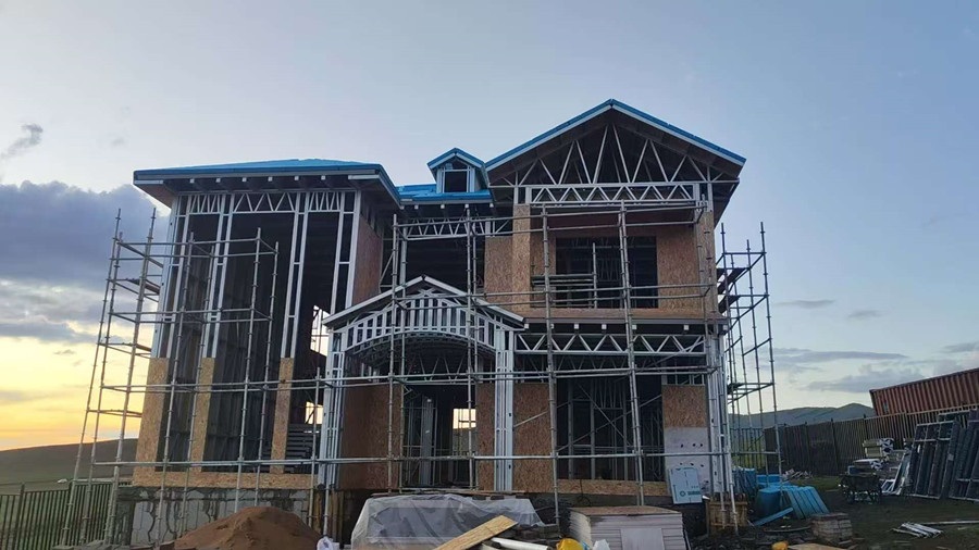 搭建中的轻钢别墅